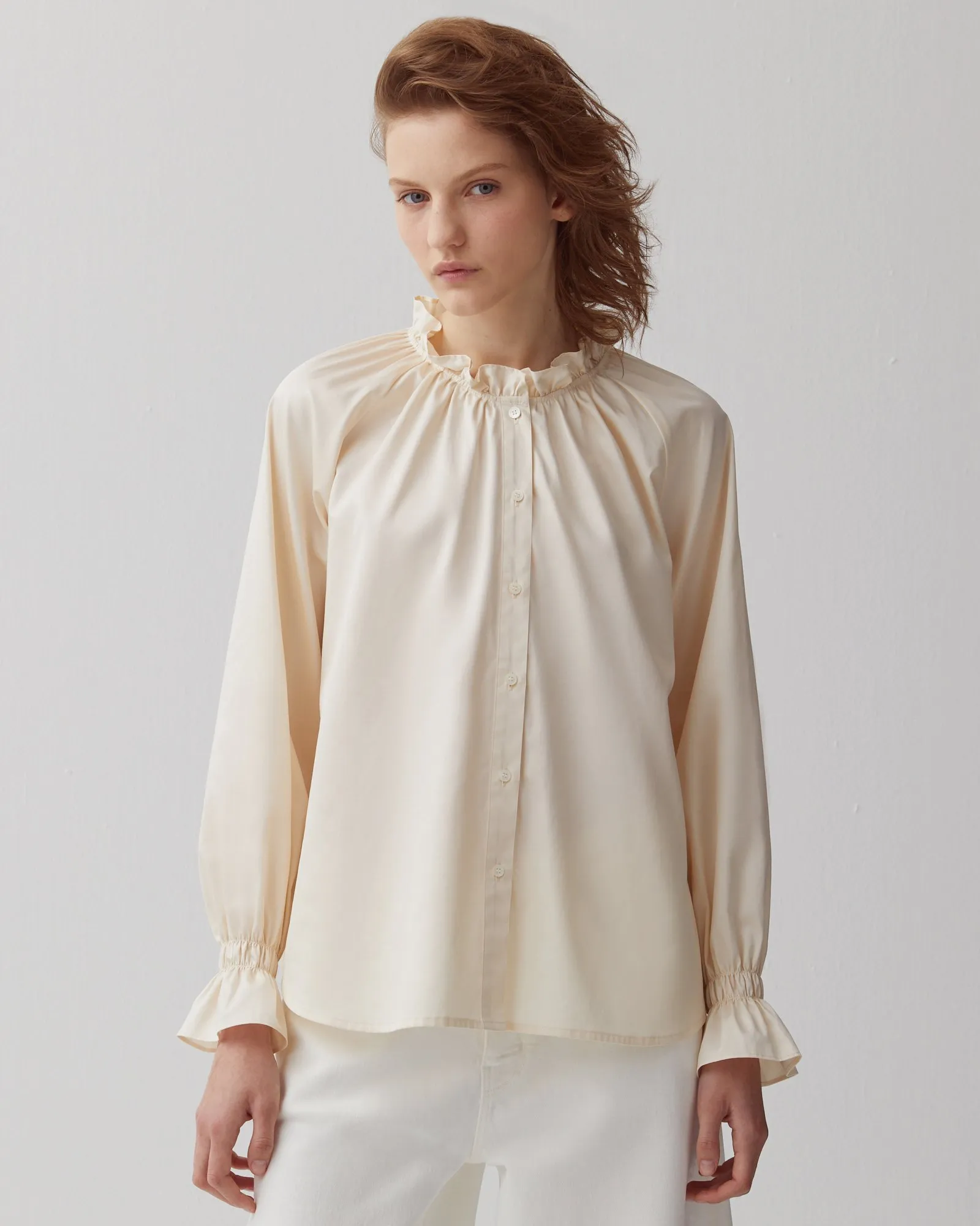 Camisa con cuello de volantes pearled ivory