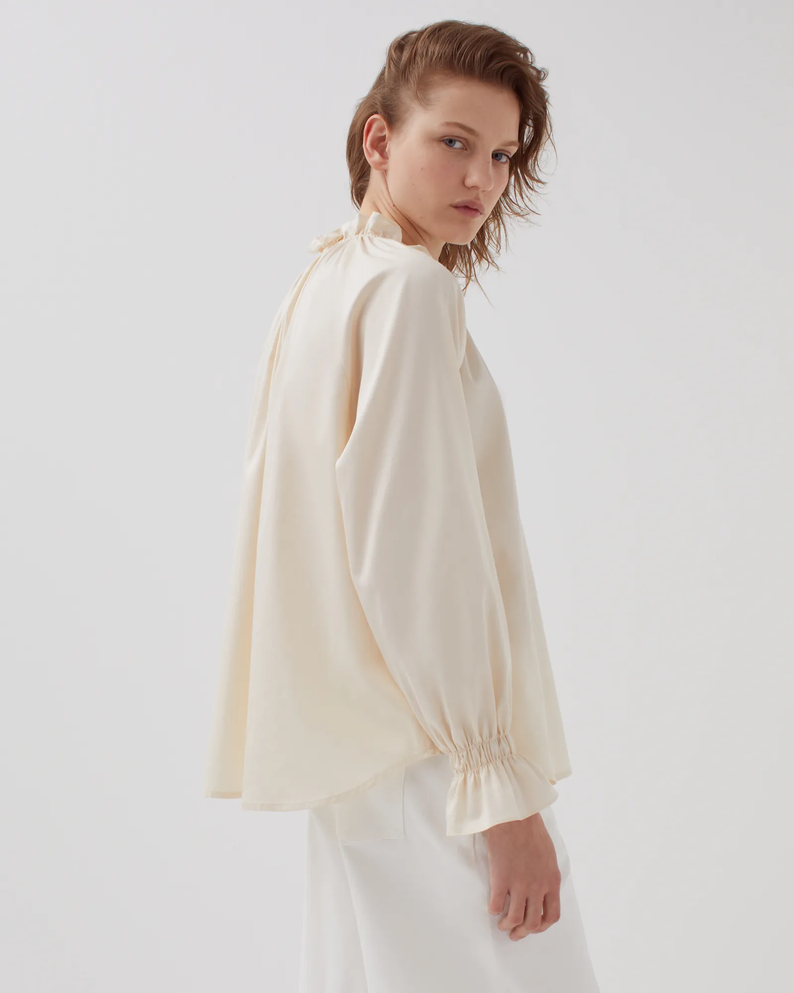 Camisa con cuello de volantes pearled ivory